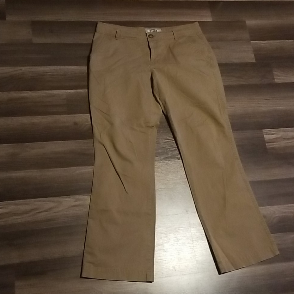 Old Navy Flirt Khakis 8 Short